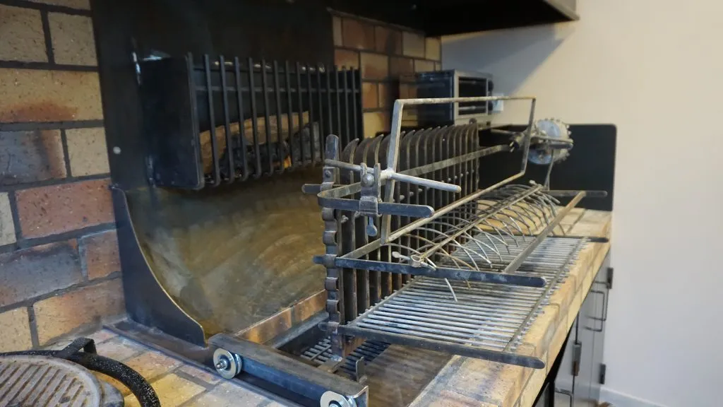 Barbecue et grill en fer forgé artisanal détail