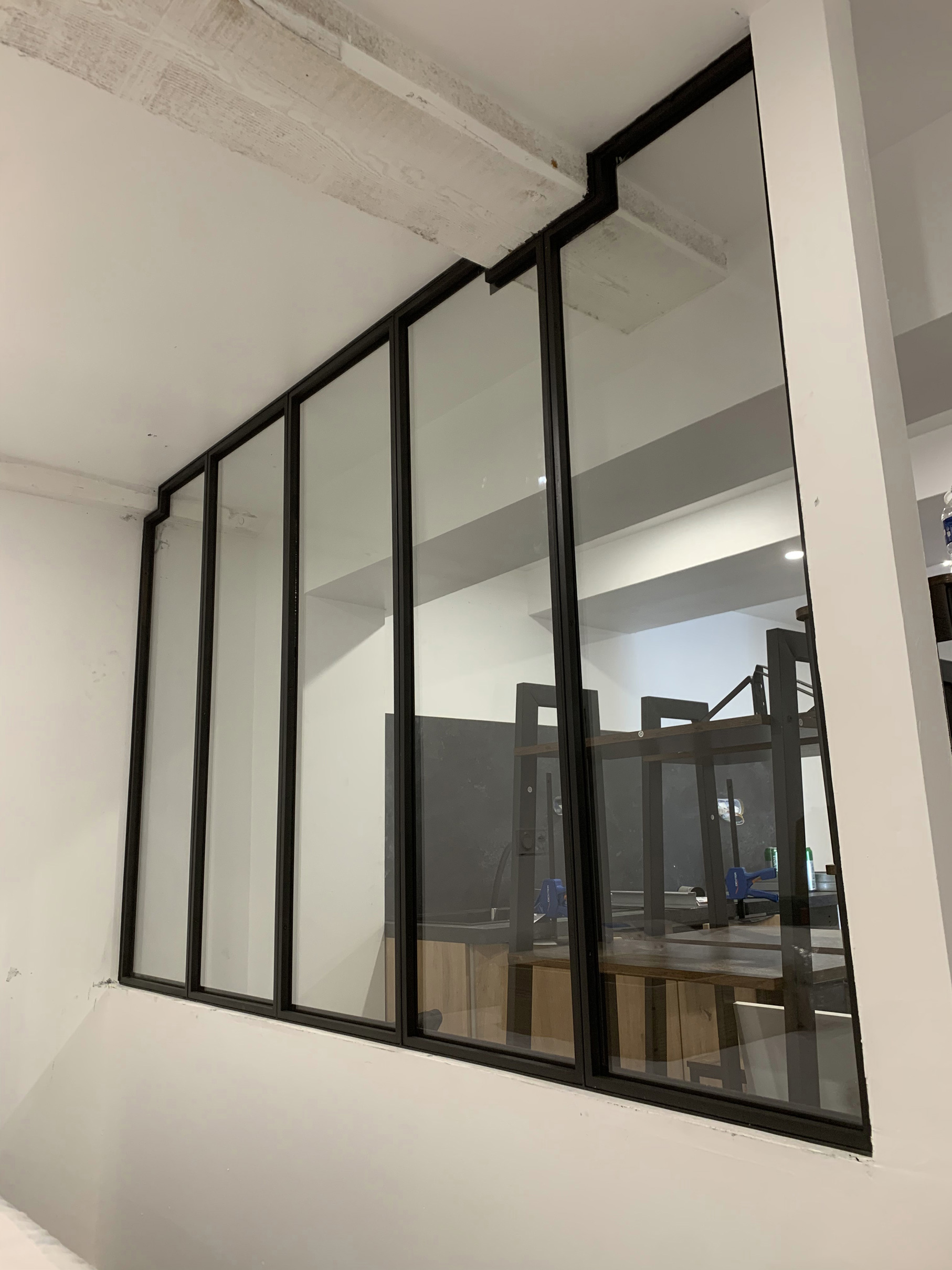 Séparation chambre-salon type verrière d'atelier avec verre feuilleté