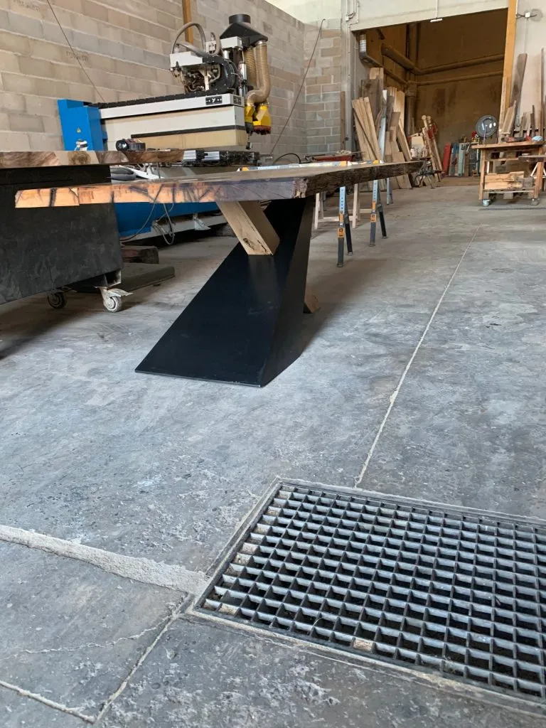 Pied de table en métal design géométrique en cours de fabrication