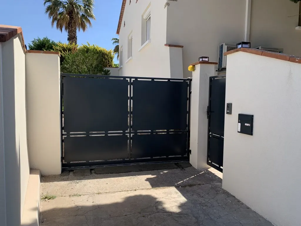 Portail battant anthracite avec aérations sur mesure